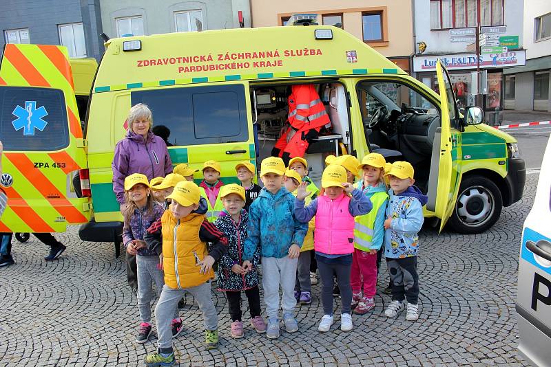 Poslední zastavení letošních Světových dnů první pomoci se konalo v úterý na Tyršově náměstí v Chocni. Akci přálo počasí a cestu sem našly desítky dětí nejen ze škol a školek. Foto: Bohumil Bečička