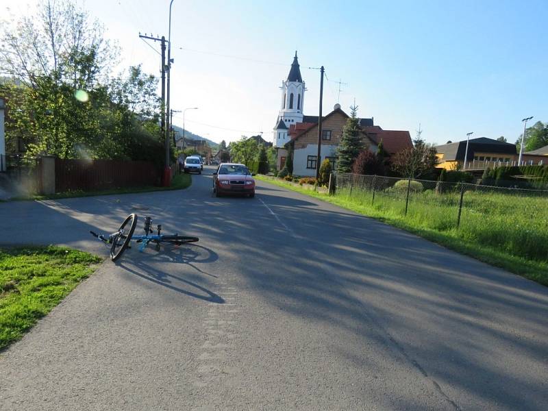 Na křižovatce v obci Dlouhá Třebová se střetla cyklistka s autem a následně havarovala „koloběžkyně“. Foto z místa nehody.