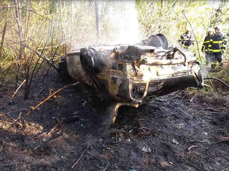 U Nepomuk na Lanškrounsku hořelo auto. Řidiče zachránil muž, který projížděl kolem