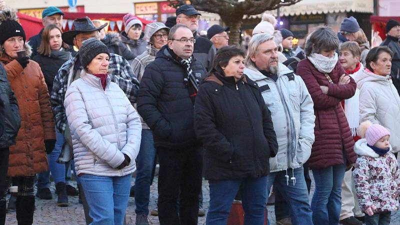 První adventní neděli 1. prosince byl na Mírovém náměstí v Ústí nad Orlicí zahájen tradiční Ústecký advent.