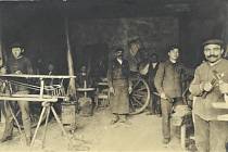 Kadrmasova dílna v roce 1913, majitel Josef Kadrmas uprostřed, jeho syn Karel vpravo