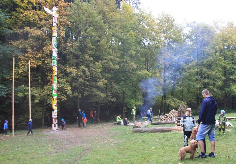 Z představení nového totemu v Srnově a akce Rodina na stezce.