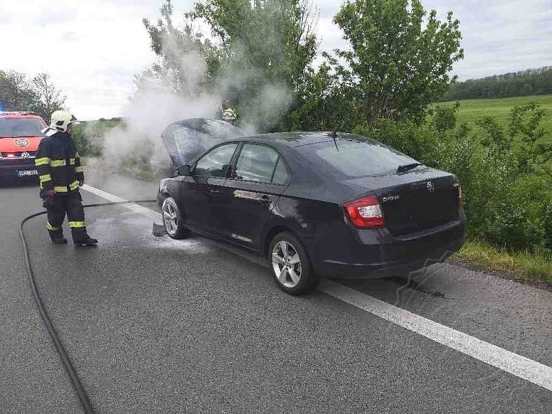 Na silnici I/35 před Vysokým Mýtem hořelo osobní vozidlo.