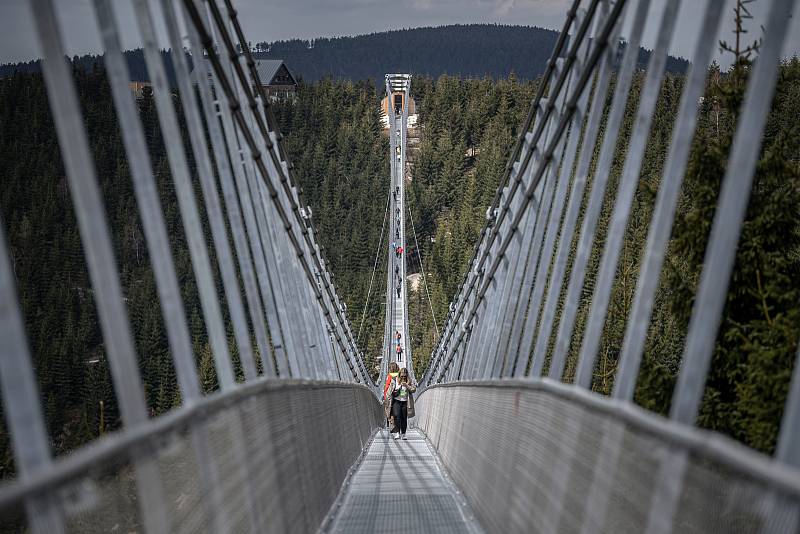 Nejdelší visutý most pro pěší na světě Sky Bridge 721, 9. května 2022, Dolní Morava, Orlickoústecko. Ve výšce 95 metrů překonává údolí Mlýnského potoka z horského hřebene Slamník na hřeben Chlum.