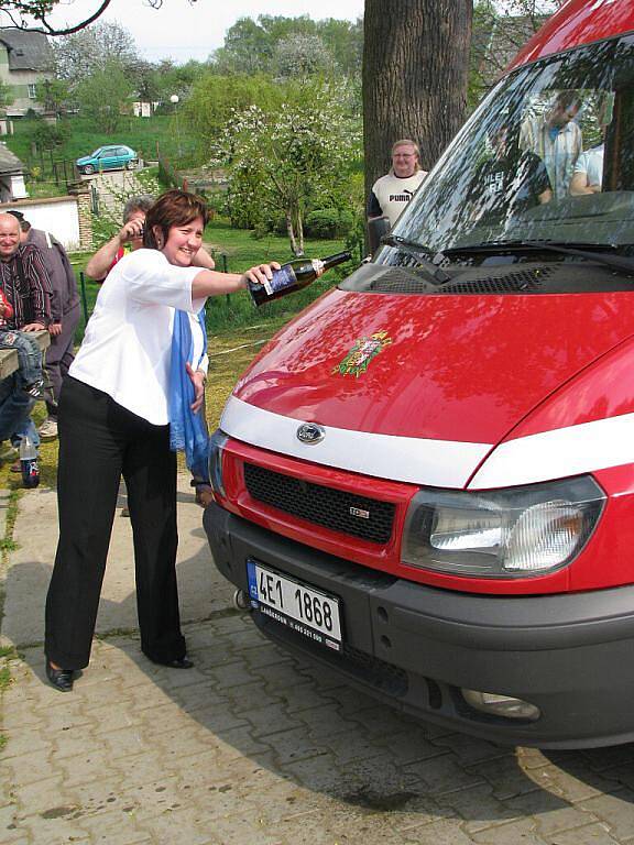 Z prezentace nového vozu hasičů v Dolním Třešňovci. 