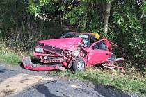 Po nehodě dvou aut v Hrušové museli hasiči řidiče z auta vystříhavat