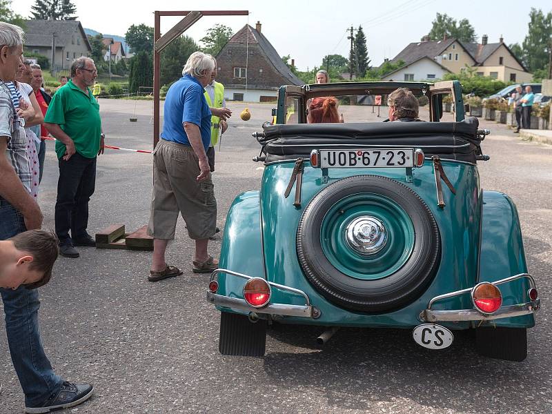 Veteran Car Club Červená Voda pořádal sraz historických vozidel.