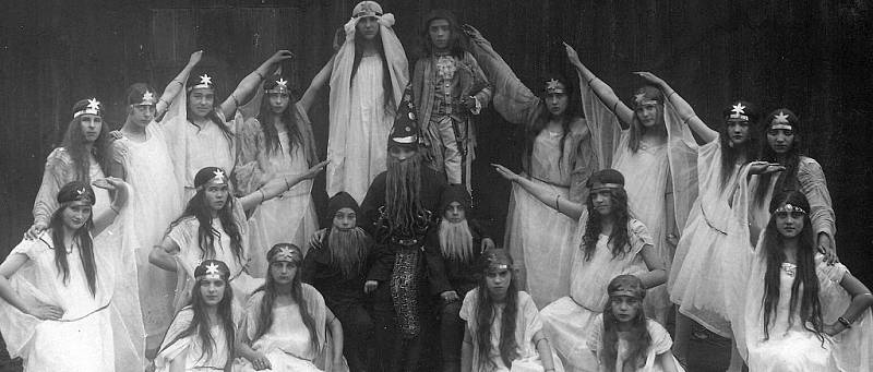 Fotografie ze hry „Princezna Zlatohvězdka“ sehrané přibližně v roce 1925. Uprostřed nahoře Hýblová (královna), Mirek Dočkal (princ), pod ním Marie Hlinská (černokněžník). Třetí zleva Zdenka Lingerová, později provdaná Bartošková, známá obchodnice.