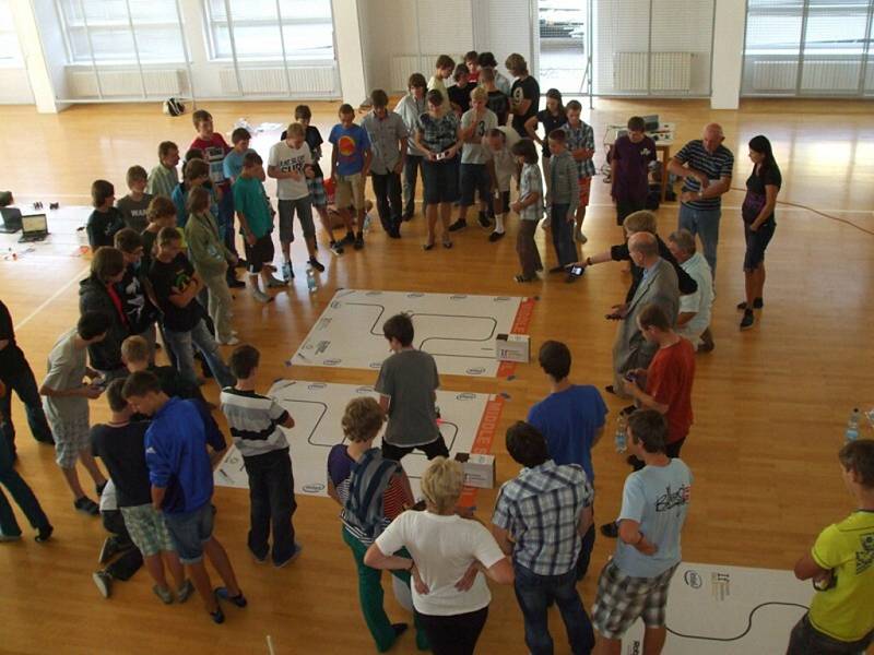 Workshop česko-amerického robotického kempu v žamberské tělocvičně. 