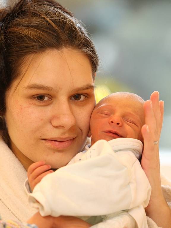 David Žampach těší svou maminku Jiřinu od 20. února od 4.15 hodin. Po porodu vážil 2,3 kg a měřil 48 cm. Doma budou v Žamberku.