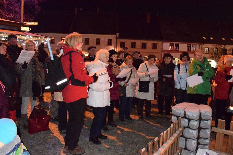 "Snad v nejmrazivějším večeru za ty tři roky, kdy se Letohrad připojuje ke spontánní " koledové akci", se sešlo u letohradského Betlému na náměstí asi 60 zpěváků. Byl to úspěch, protože ve městě probíhaly souběžně další dvě akce," zhodnotil zpívání koled