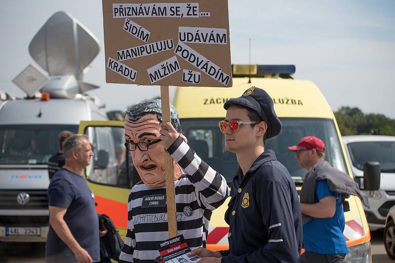 Na největší demonstraci od roku 1989 v Praze na Letné se sešly stovky tisíc lidí.