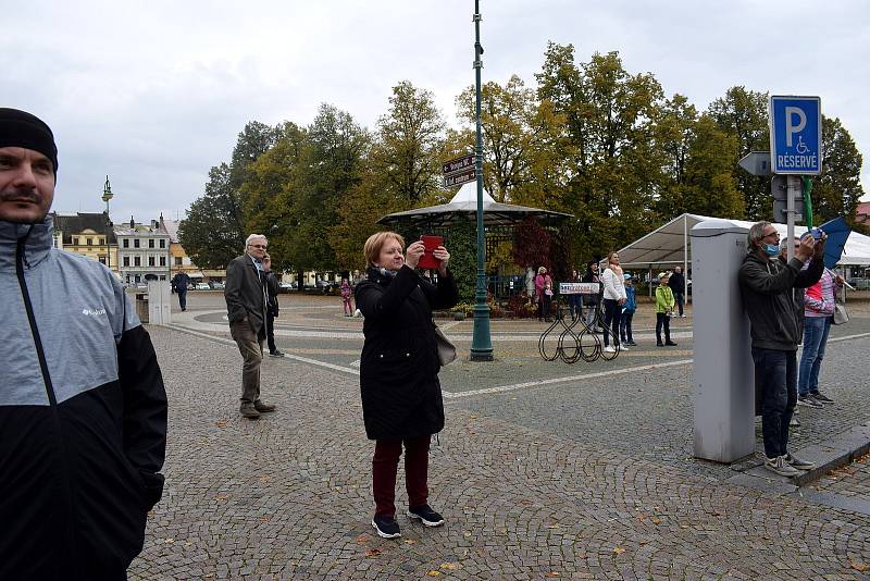 Vernisáž v oknech uvedla výstavu Polláka a Špačka