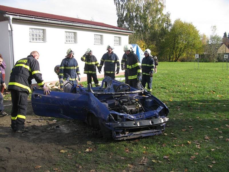 Námětové cvičení hasičů v Dolním Třešňovci. 