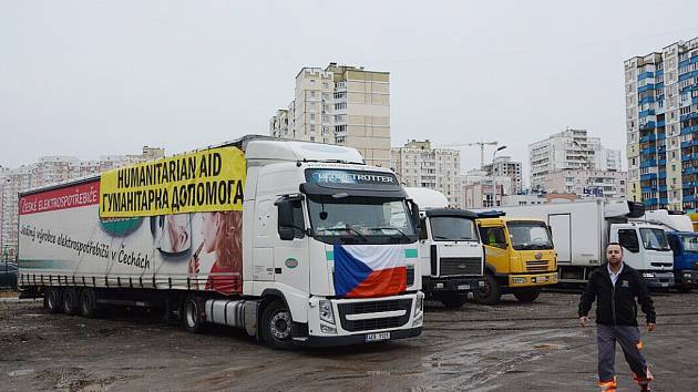 Konvoj s humanitární pomocí dorazil na Ukrajinu, neobešlo se to bez problémů.