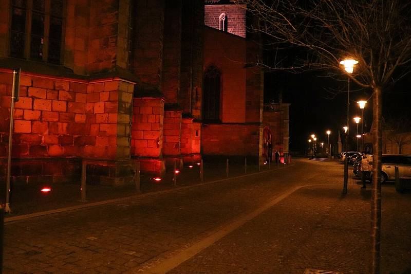 Kostel svatého Vavřince ve Vysokém Mýtě se znovu rozsvítil červeně.