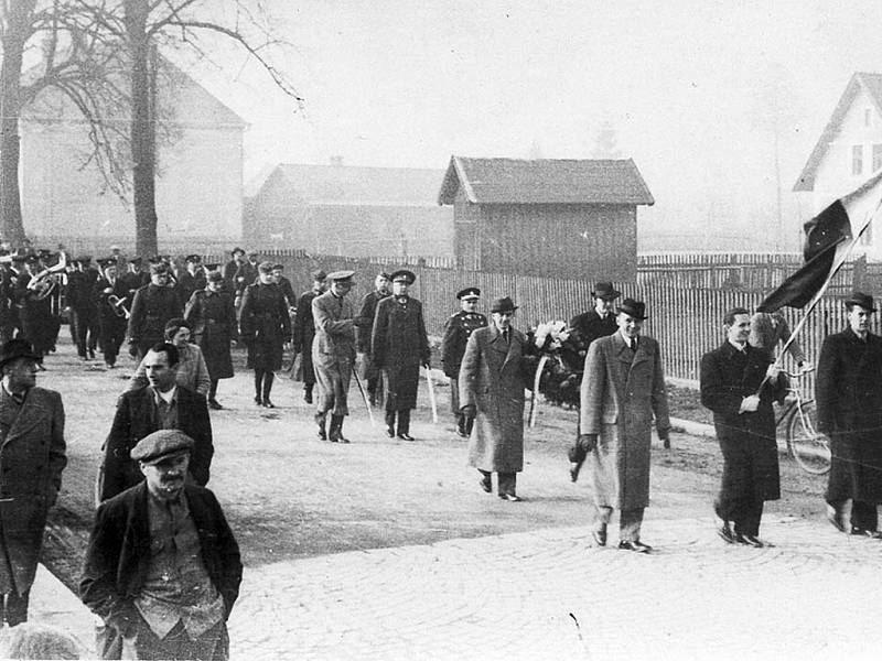 Při odvodech ročníku 1915, s největší pravděpodobností v Kerharticích, byl pořízen poslední snímek. V roce 1937 ještě odvedenci hrdě pochodovali v průvodu z Kerhartic do Ústí. 