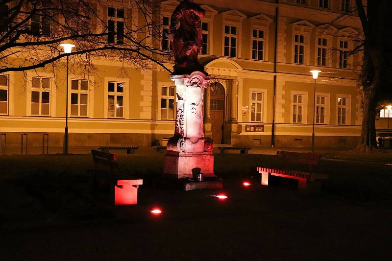 Kostel svatého Vavřince ve Vysokém Mýtě se znovu rozsvítil červeně.