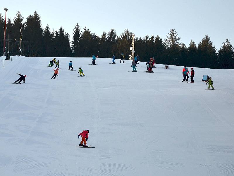 Z výuky lyžování školáků z Písečné, kterou zajistili studenti a pedagogové z Letohradského soukromého gymnázia.