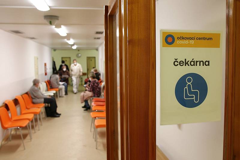 Od začátku února funguje v Orlickoústecké nemocnici očkovací centrum. Očkovacích týmů přibývá.