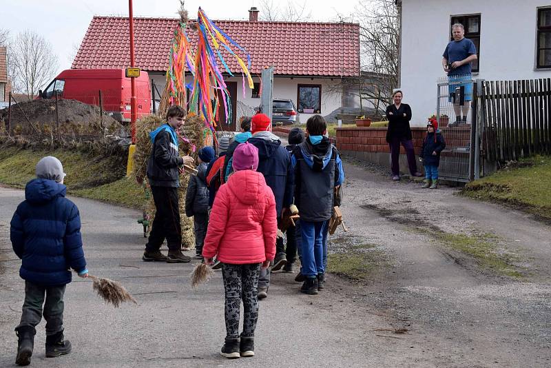 Stradouní prošel za zvuku hrkaček průvod s Jidášem