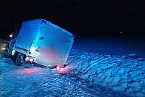 Cisterna ve sněhu, kamiony v příkopech. Silnice v kraji se proměnily v ledovou past