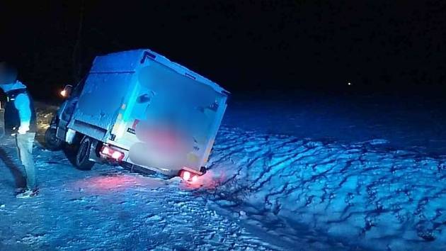 Cisterna ve sněhu, kamiony v příkopech. Silnice v kraji se proměnily v ledovou past