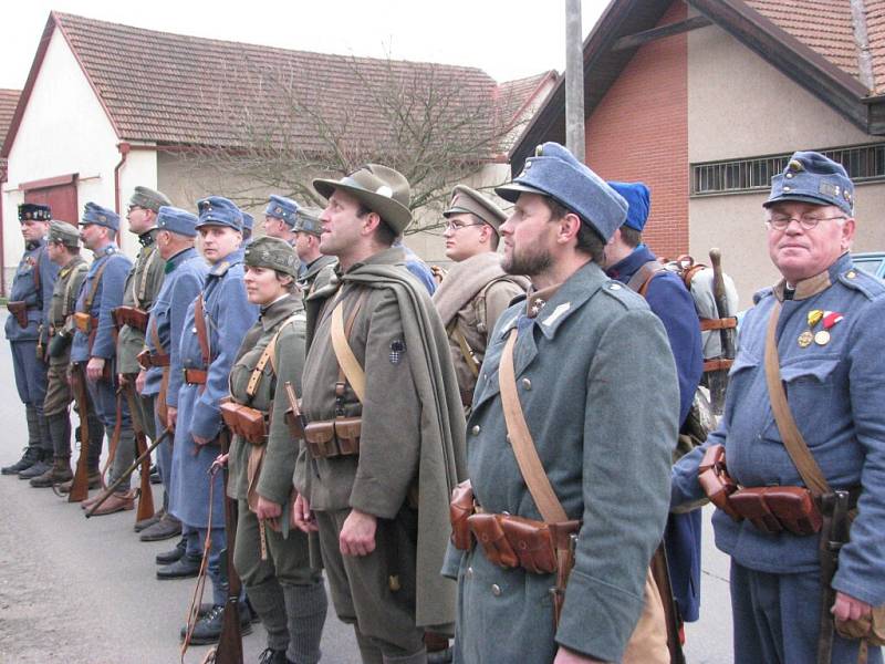 Členové Klubu přátel vojenské historie Pardubicko uctili při tradičním zimním pochodu památku obětí 1. světové války na Vysokomýtsku.