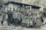 1916. Skupina zajatých Italů fotografovaných u regiment kommanda 98. Údolí Astico.