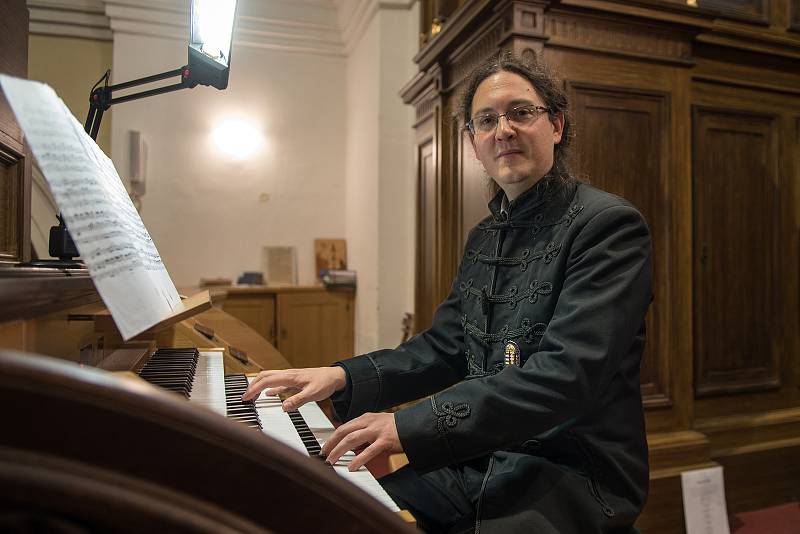 Třetí koncert Mezinárodního varhanního festivalu Zdeňka Pololáníka se uskutečnil v kostele svatého Jakuba Většího v České Třebové. V sobotu tu vystoupil varhaník Balász Szabó. Další koncert se uskuteční v sobotu 12. října od 19 hodin, kdy vystoupí Schola 