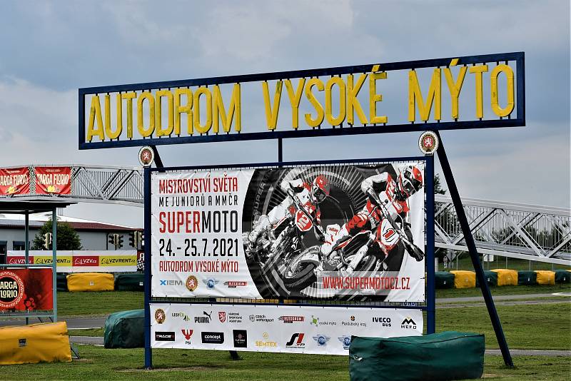 V pátek začíná mistrovství světa Supermoto, na kterém nebudou chybět české, ale ani světové jezdecké špičky.