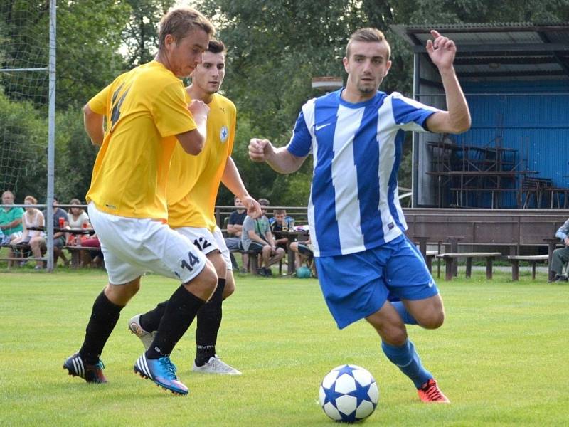 JISKŘILO SE. Ačkoliv to na těchto snímcích nevypadá, v zápase Zámrsk (světlé dresy) – Svitavy se hráči v osobních soubojích nešetřili. Na horním snímku vlevo se snaží domácí Martin Mudrich dorazit svitavského Nováka. Všemu přihlíží Pavel Matoušek.