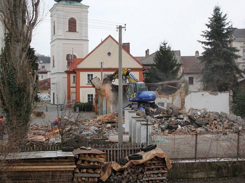 Demolice hasičárny v Chocni. 