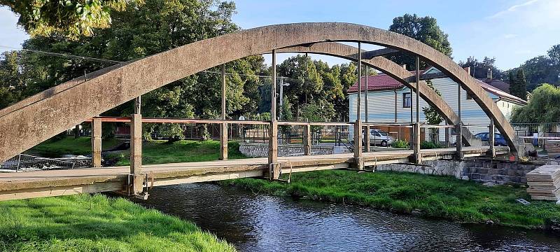 Pěší lávka v Žamberku je minulostí.