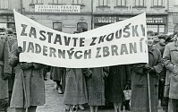 Manifestace proti atomovému zbrojení dne 10. 4. 1958 na náměstí Přemysla Otakara II. (v té době náměstí Klementa Gottwalda).