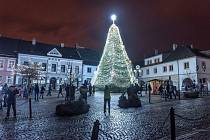 Staré náměstí už zdobí rozsvícený vánoční strom.