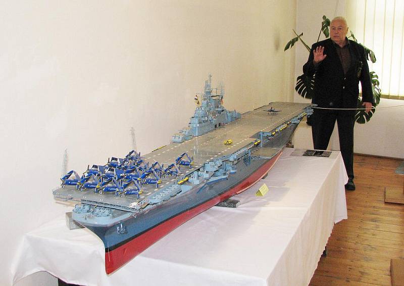 Z výstavy maket válečných lodí v Regionálním muzeu ve Vysokém Mýtě.