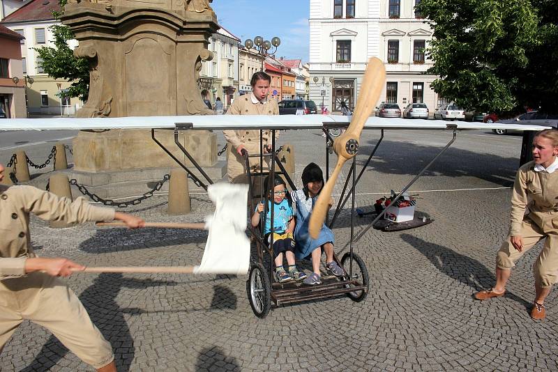 V rámci choceňského Skorofestivalu se na náměstí představily Letkyně ze souboru Holektiv.