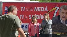 Trestně stíhaný premiér Andrej Babiš v sobotu navštívil Žamberk. Zavítal i do zdejší bývalé textilky Mosilana, kde dnes sídlí Muzeum starých strojů a technologií. Přivítání před areálem nebylo ale právě vřelé, čekali na něj demonstranti s transparenty.