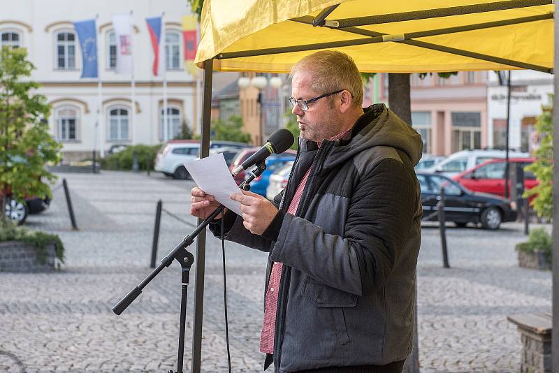 Nejsme slepí. S tímto mottem se na Starém náměstí v České Třebové sešlo okolo stovky lidí lidí na demonstraci za nezávislost justice.