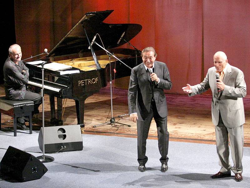 Za klavírního doprovodu Pavla Větrovce vedle Karla Gotta vystoupil také Karel Štědrý.