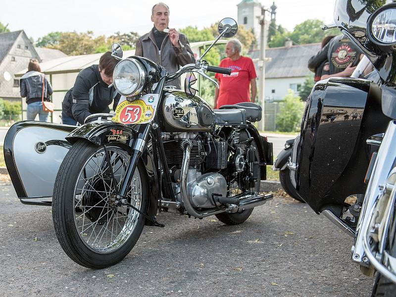 Veteran Car Club Červená Voda pořádal sraz historických vozidel.