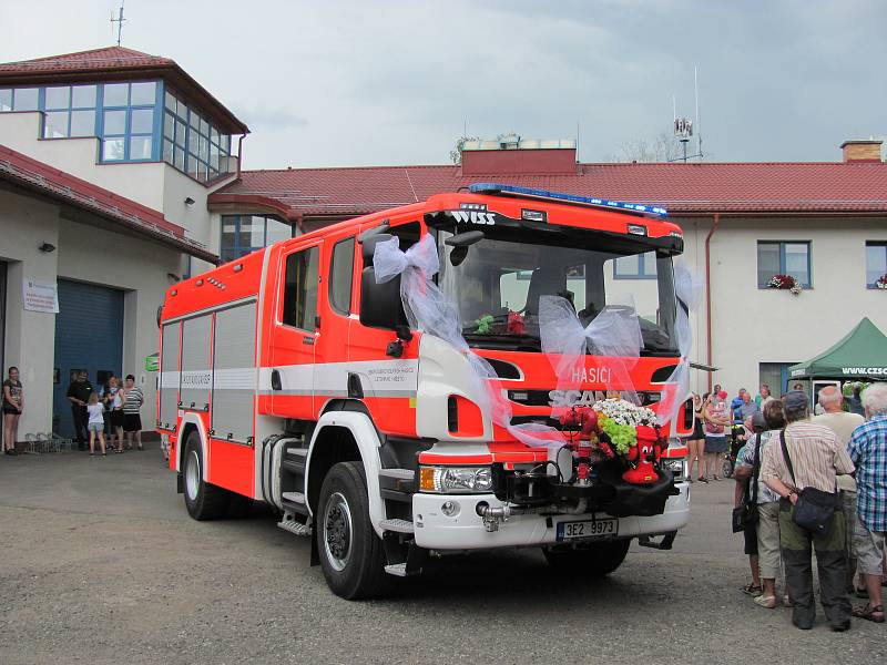 Slavnostní předání nového hasičského auta.