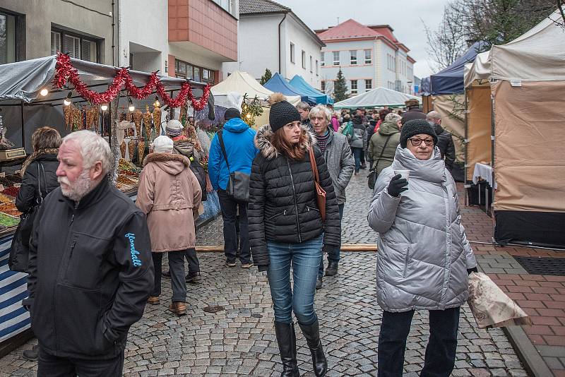 V Nádražní ulici v České Třebové se v neděli konaly vánoční trhy.