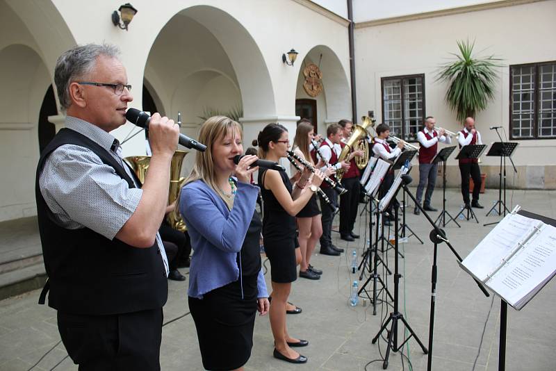 Na nádvoří choceňského zámku vystoupily 1. května dechovky, místní dechové orchestry si pozvaly hosta.