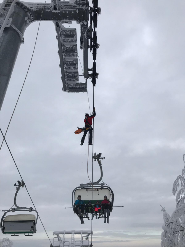 Záchrana lyžařů uvězněných na lanovce ve skiareálu na Bukové hoře