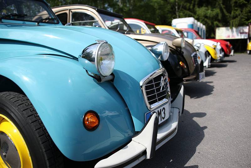 Devátý ročník regionálního setkání majitelů a přátel vozidel Citroen 2 CV lidově nazývaného „Kachna“, se uskutečnil ve středu 8. května na Andrlově chlumu u Ústí nad Orlicí.