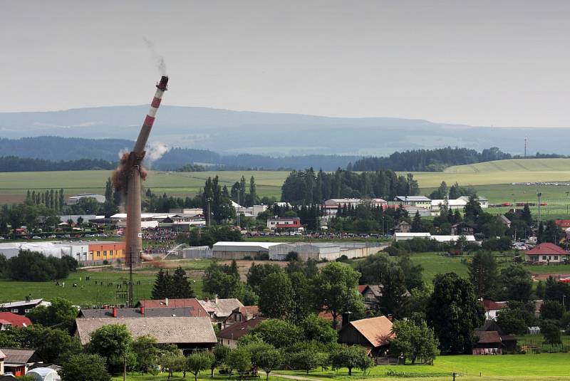 Odstřel komínu v Dlouhoňovicích u Žamberka.