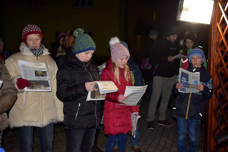 Česko zpívá koledy v Helvíkovicích.