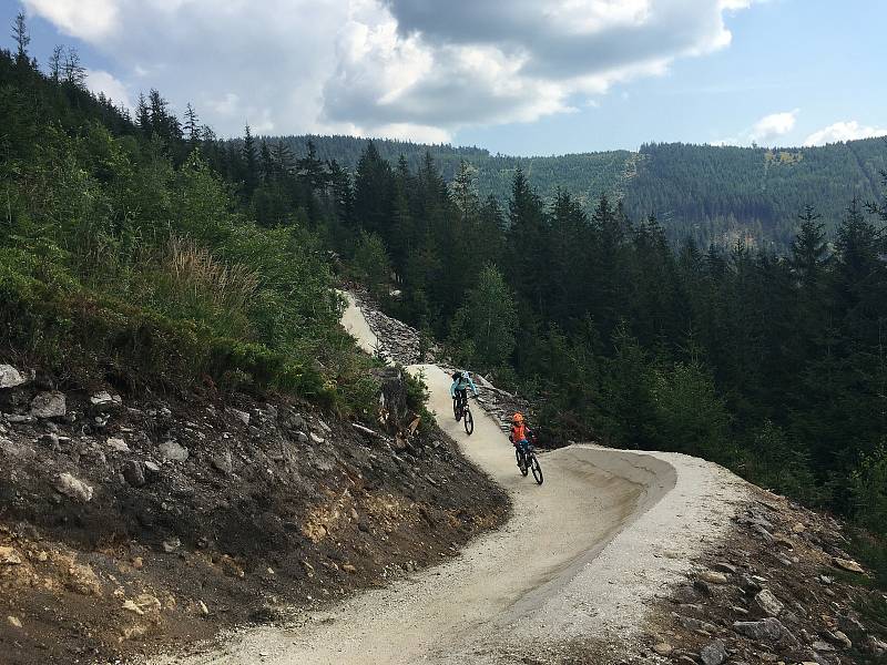 Trasa potěší nádhernými výhledy na vrchol Chlum i krásy dolnomoravského údolí.